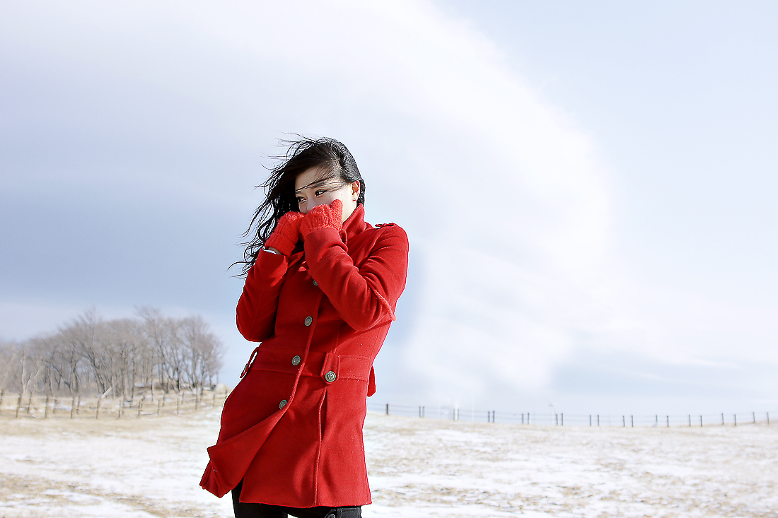 〓 韩国站在雪地里穿红衣服女人人像摄影:当前