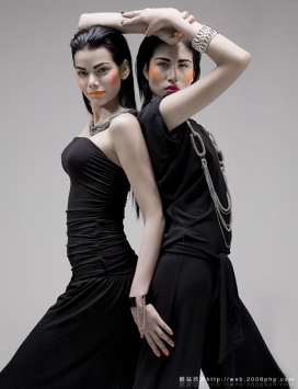 欧美Summus Magazine女性双胞胎时尚夏日时装摄影
