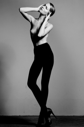 法国Mixed时尚女人模特造型黑白效果艺术摄影