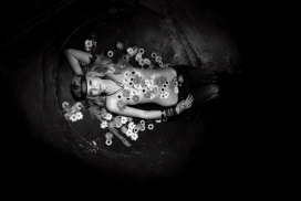 挪威摄影师彼特舞台上的黑白效果时尚个性女孩