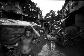 印度尼西亚Typhoon Aftermath台风灾后的居民真实黑白写真