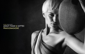 丹麦Gottex Ashley Paige 舞剑的女人黑白效果摄影