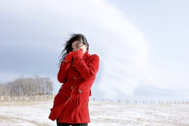 韩国站在雪地里穿红衣服女人人像摄影