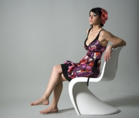 法国Jessica Panton chair 坐在个性椅子上的女人