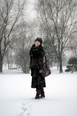 分享2010年最新妇女冬装人像户外摄影图片