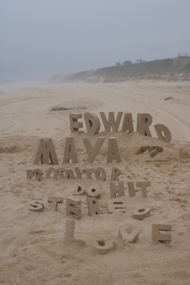 老外Sand Construction for Manta Beach 砂滩曼塔沙滩字体雕塑设计