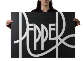 国外Pepper女性手握广告牌-画册设计欣赏