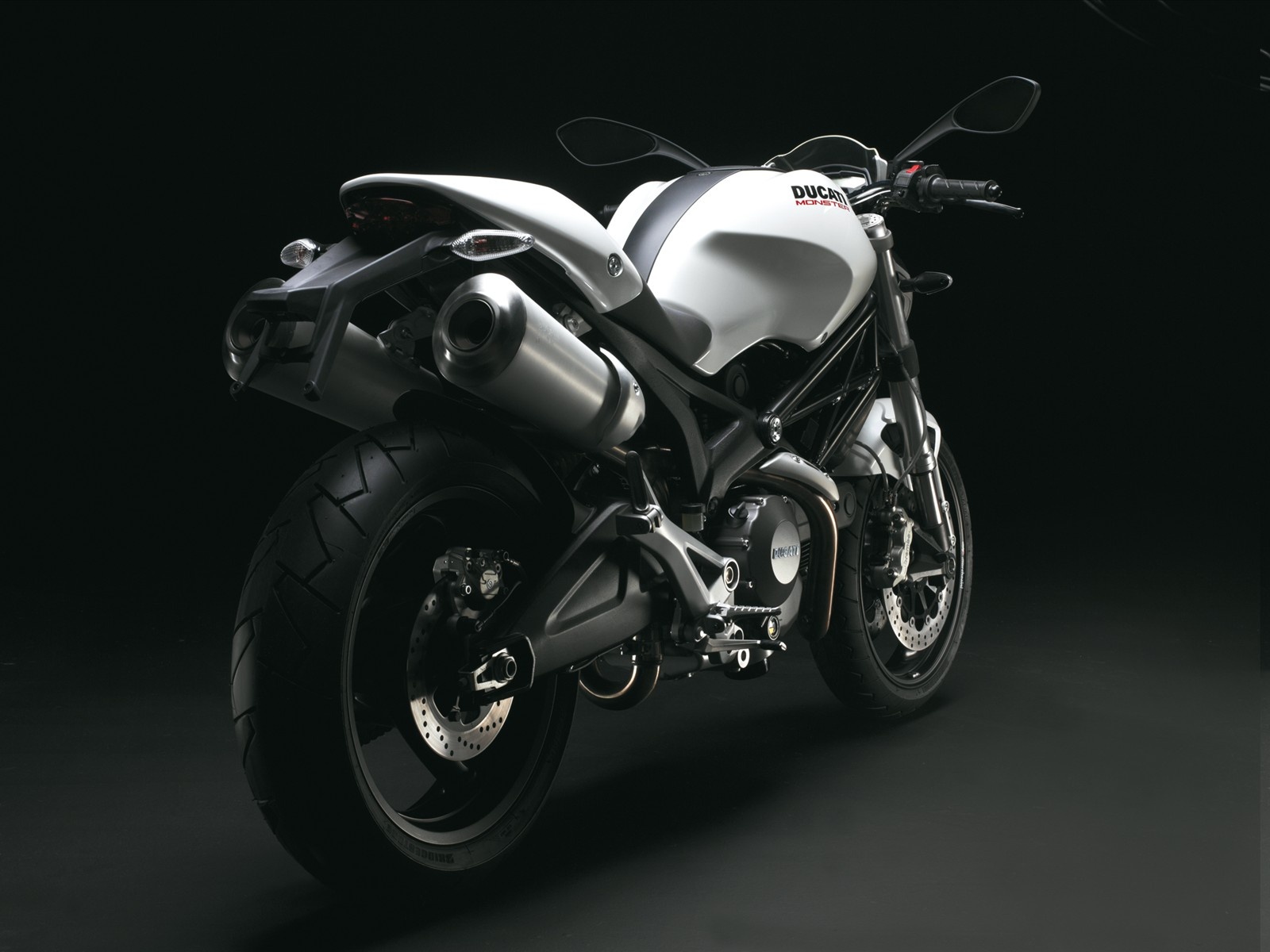 日本高清晰极速概念摩托车跑车摄影壁纸欣赏