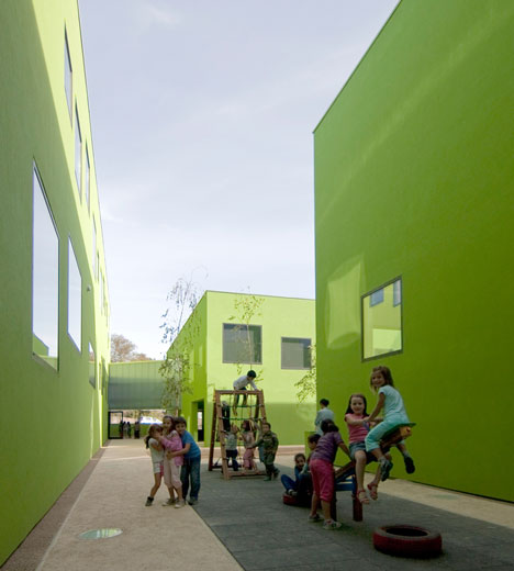 :波尔图葡萄牙工作室AVA建筑师-石灰绿色的墙