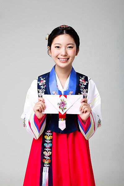 给您礼物!韩国穿民族服饰手捧礼物的少女