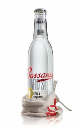 Bassano Hard Soda伏特加酒晶莹剔透的包装