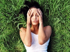 好莱坞明星-安吉丽娜朱莉高清晰草坪摄影