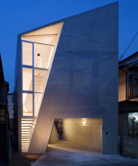日本大阪-倾斜的房子设计
