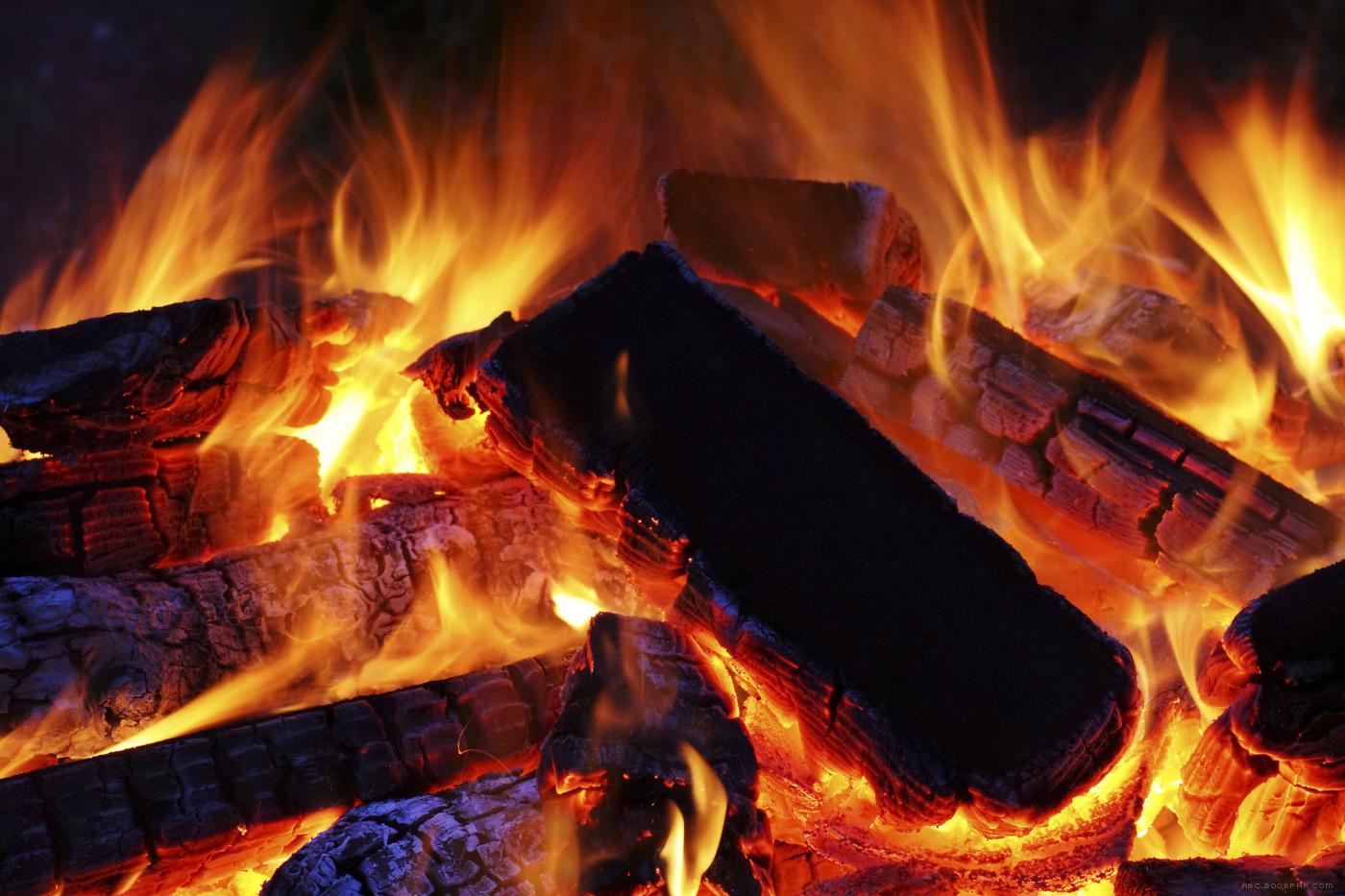 〓 炽热的炭火-篝火柴火壁纸:当前为类型:欧莱