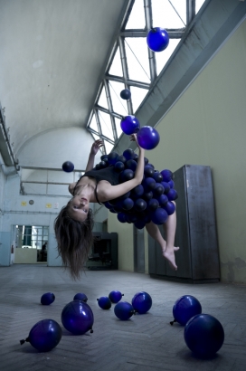 悬浮万有引力艺术人像-塞尔维亚mina sarenac摄影师作品