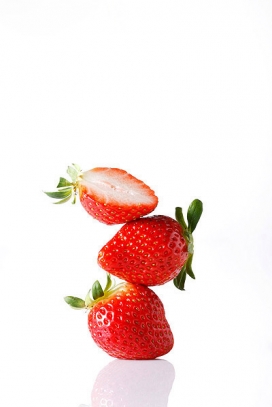两张新鲜草莓叠罗汉素材图