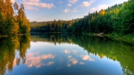木湖-高清晰小河倒影自然美景壁纸
