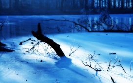 高清晰梦幻般蓝色冰冻的湖泊