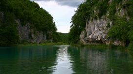 被山夹在中间的自然湖景壁纸