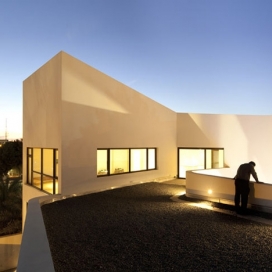 西班牙AGi建造师作品-科威特一个室外游泳池弯曲的房子