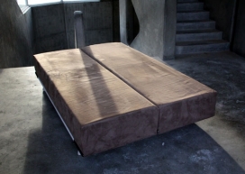 沙发，床或两张长凳？