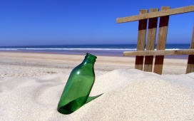 高清晰沙滩中的漂流瓶壁纸
