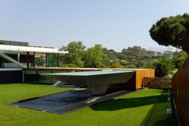 悬臂式瀑布游泳池建筑-葡萄牙Arqui建筑事务所作品