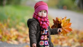 高清晰加拿大可爱女孩宝宝拿起枫树叶子