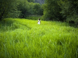 超高清晰站在绿草丛中的女孩