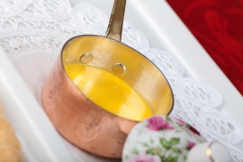 短柄锅里金黄的水蒸蛋美食餐饮壁纸