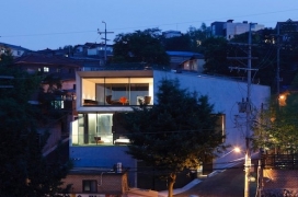 首尔北部居住区SDB25-Apollo建筑师作品，住所位于一个倾斜的地面上，最大限度地提高其330平方米，扩大地基