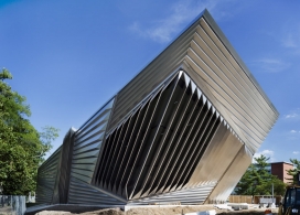 像张开嘴鲨鱼的艺术博物馆- Zaha Hadid unveiled建筑师作品
