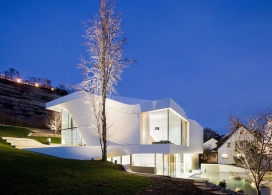 葡萄园邻近的倾斜别墅-荷兰建筑师UNStudio建筑师作品