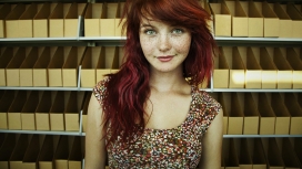 美丽的红发，满脸雀斑的欧洲女郎壁纸
