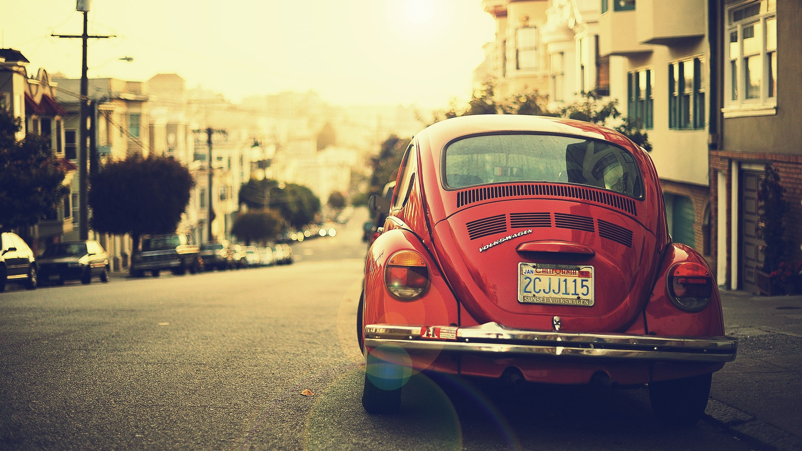 高清晰街道上复古老红色调大众甲虫汽车壁纸