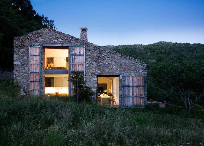 西班牙西部农村-摇摇欲坠的石头房屋建筑