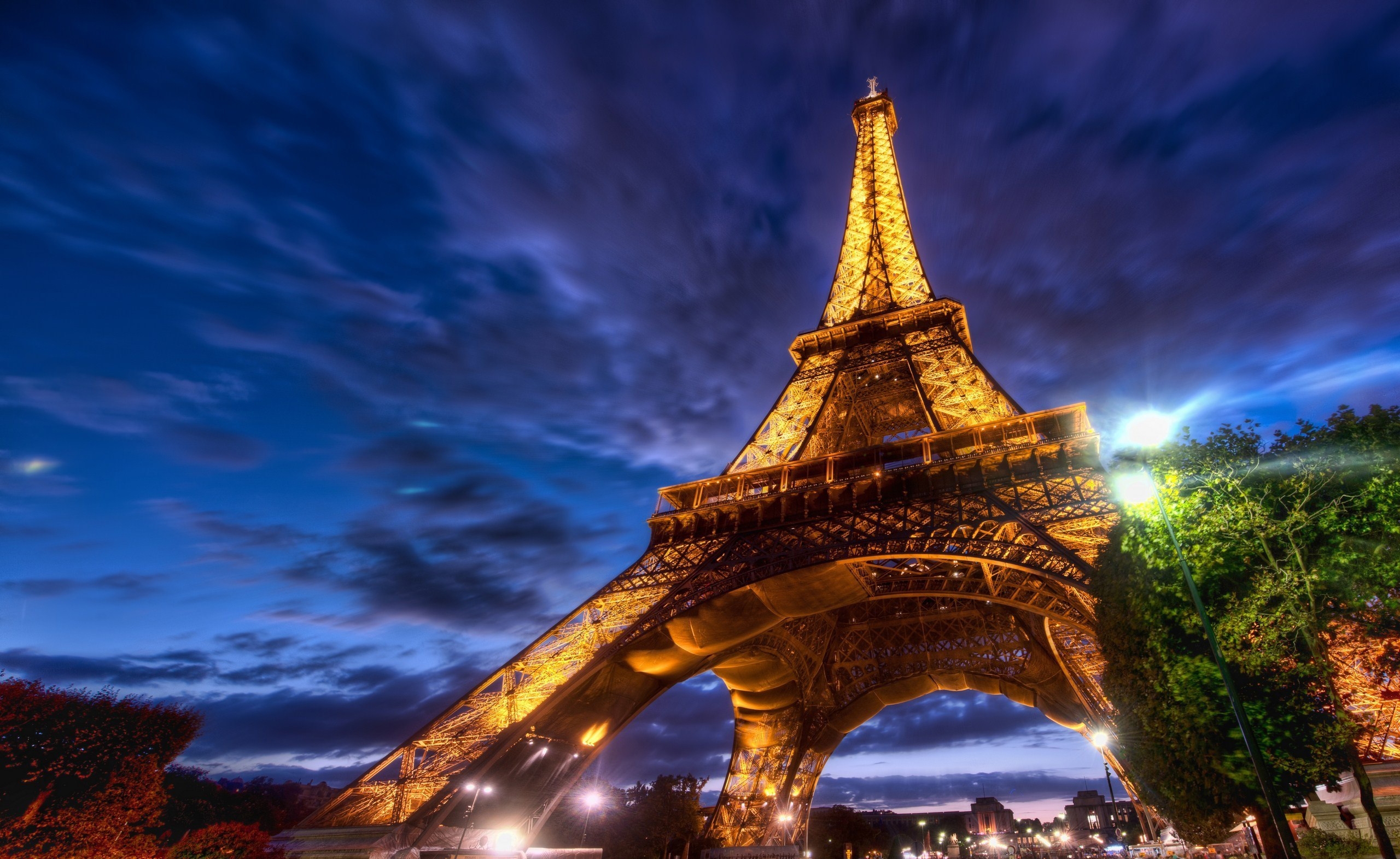 巴黎埃菲尔铁塔的夜景