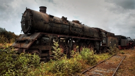被遗弃的老式蒸汽火车
