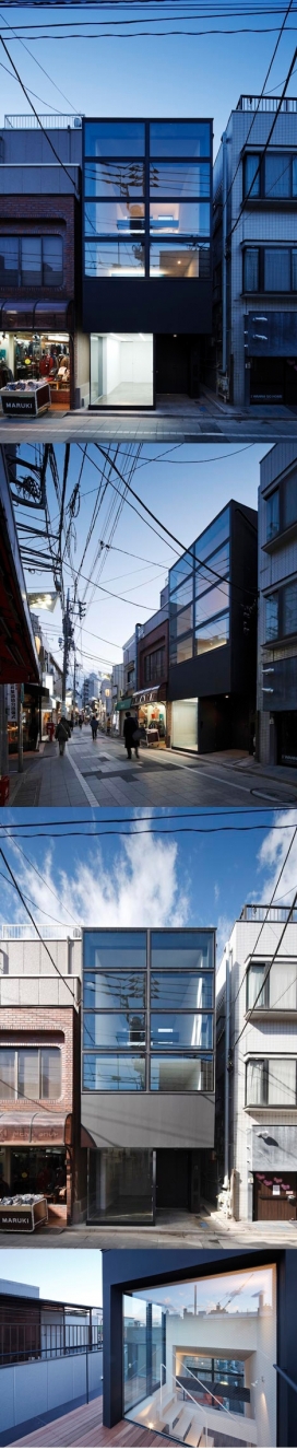 东京的街道上的三层高狭窄房子-一楼是玻璃画廊，房子的入口位于右边是凹进的，以创造一个隐蔽的门廊-Apollo阿波罗建筑师作品