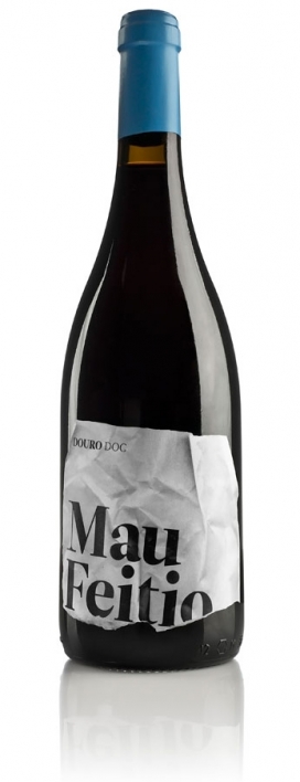 标签皱巴巴的Mau Feitio木桶葡萄酒