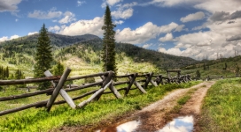 漂亮的黄石国家公园-木桩围栏与马路