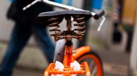橙色弹簧老式自行车