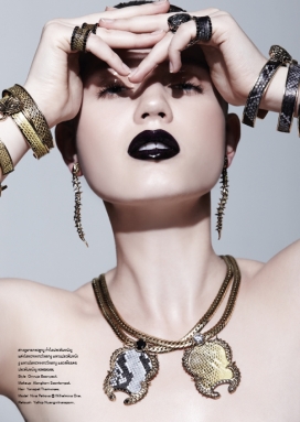 NUMÉRO泰国-尼娜佩特洛娃-黑色激烈的口红和精湛的珠宝，俄罗斯美女看起来惊人