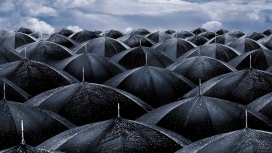 一堆黑色雨伞
