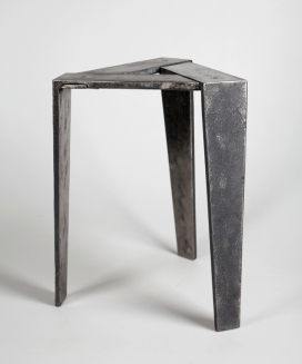 IRON STOOL铁凳子-它由三个模块组成，上表面被打磨光滑，而大腿的外侧，我们看到一个自然，粗糙的手感的凳子脚