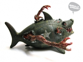 怪物鱼-蓝色的鲨鱼-来自日本复古艺术玩具，这个玩具是从鲨鱼体内出来的怪物