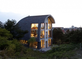 沙丘之家-荷兰建筑师Min2作品-拱形屋顶，瓷砖墙壁和裸露的树干