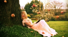 躺在苹果树下看书的女孩