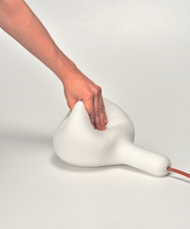 枕头灯-德国设计学生Simon Frambach作品-灯罩采用软质发泡聚氨酯，给人更像一个枕头的感觉