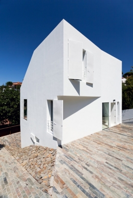 西班牙无规则白色房屋建筑-位于自然公园旁，一幢三层高的家庭住宅，一个简单的立方体扭曲空间建筑
